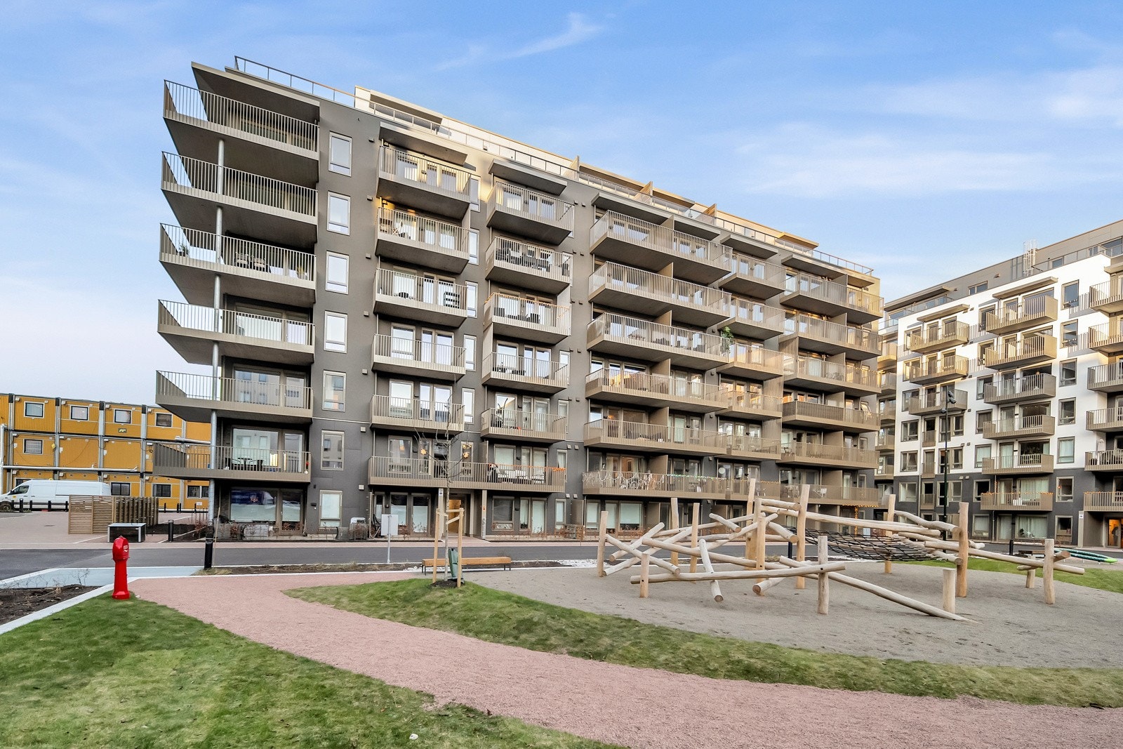 I MIDT kan du flytte rett inn en moderne leilighet i Lørenskogs nye sentrum! Utenfor døra finner du oppvarmede fortau og korte avstander til blant annet kjøpesenter, fritidsaktiviteter og kollektivtransport. Galleribilde