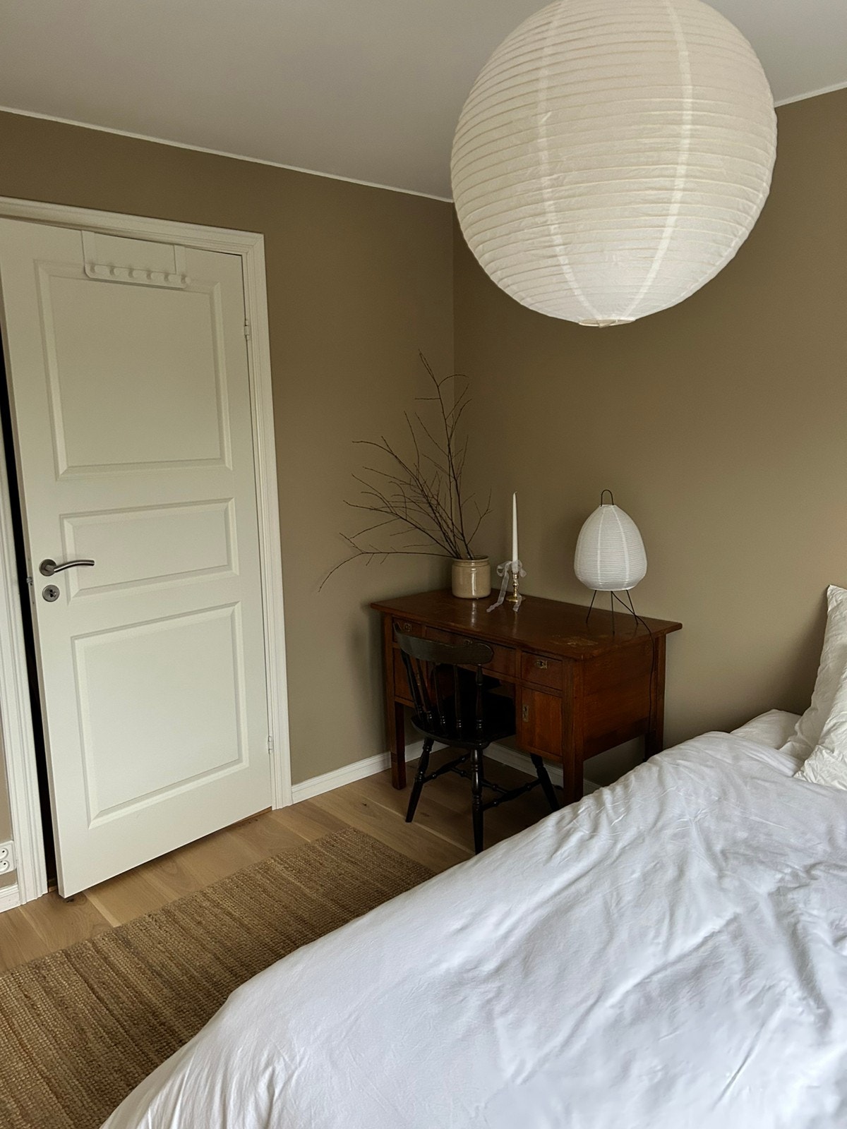 Rommet som leies ut / The room for rent Galleribilde