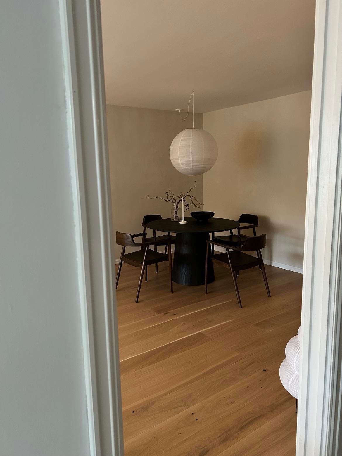 Kjøkkenbordet i stuen / The kitchen table in the living room Galleribilde