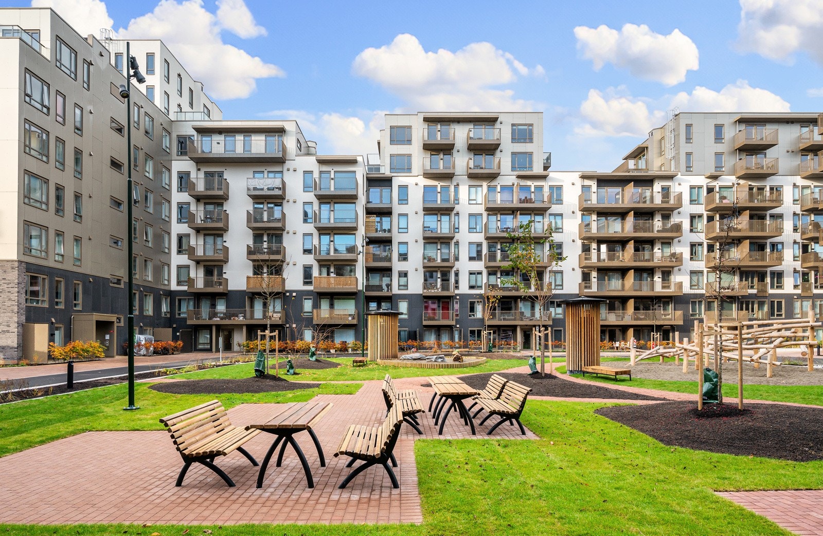 Her får du stor bakgård og tilgang på takterrasse, gjesteleilighet og felleslokale. Det er heis i alle bygg, garasjeplasser i kjelleren og godt med sykkelparkering. Galleribilde