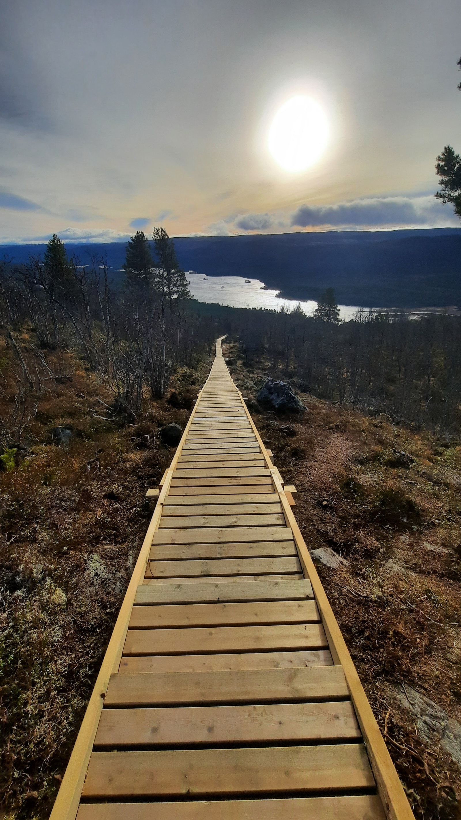 Hovedtrappa med 975 trinn, et par km unna, gir en fin treningsøkt og et fint utgangspunkt for tur videre. En bygdedugnad har realisert trappa. Galleribilde