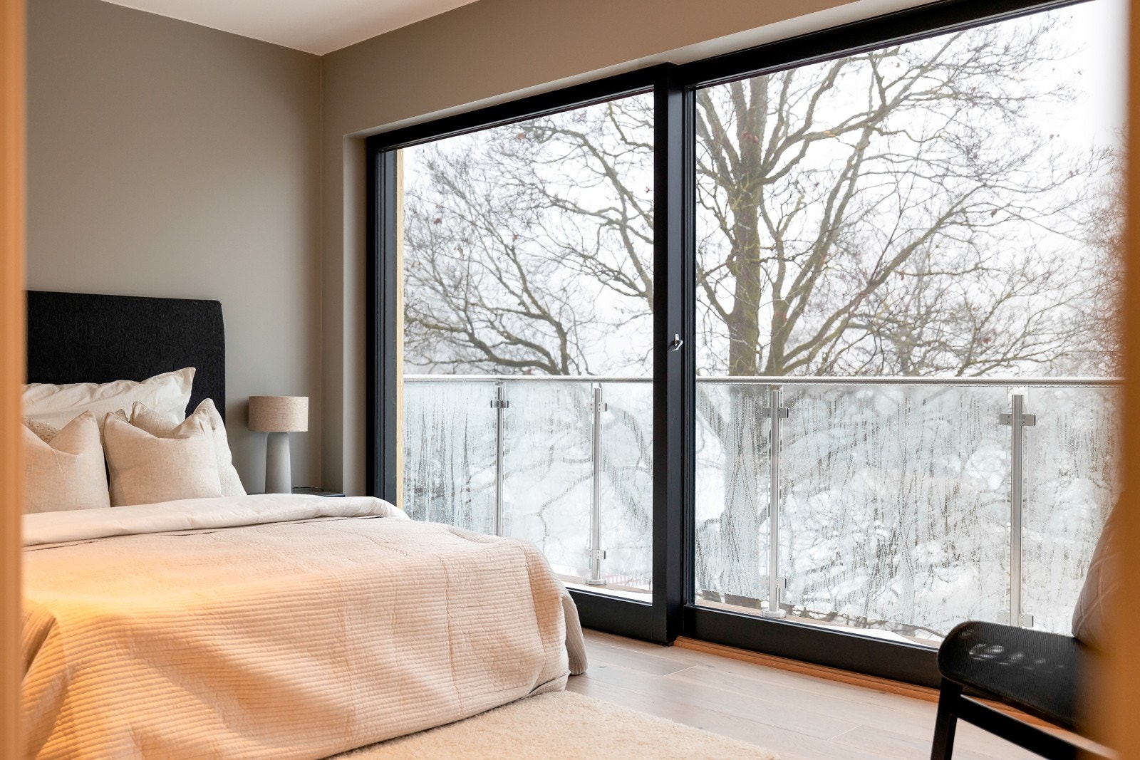 Det er hyggelig utsikt fra balkongen og ingen innsyn. Galleribilde