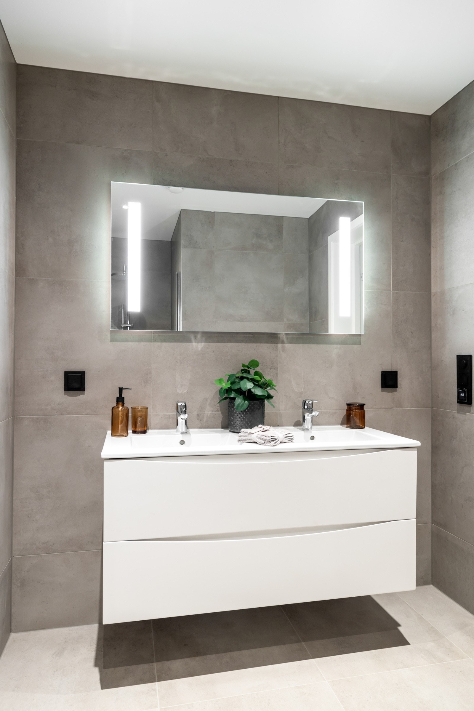 Badet har dobbel servant og speil med innebygde lys. Galleribilde