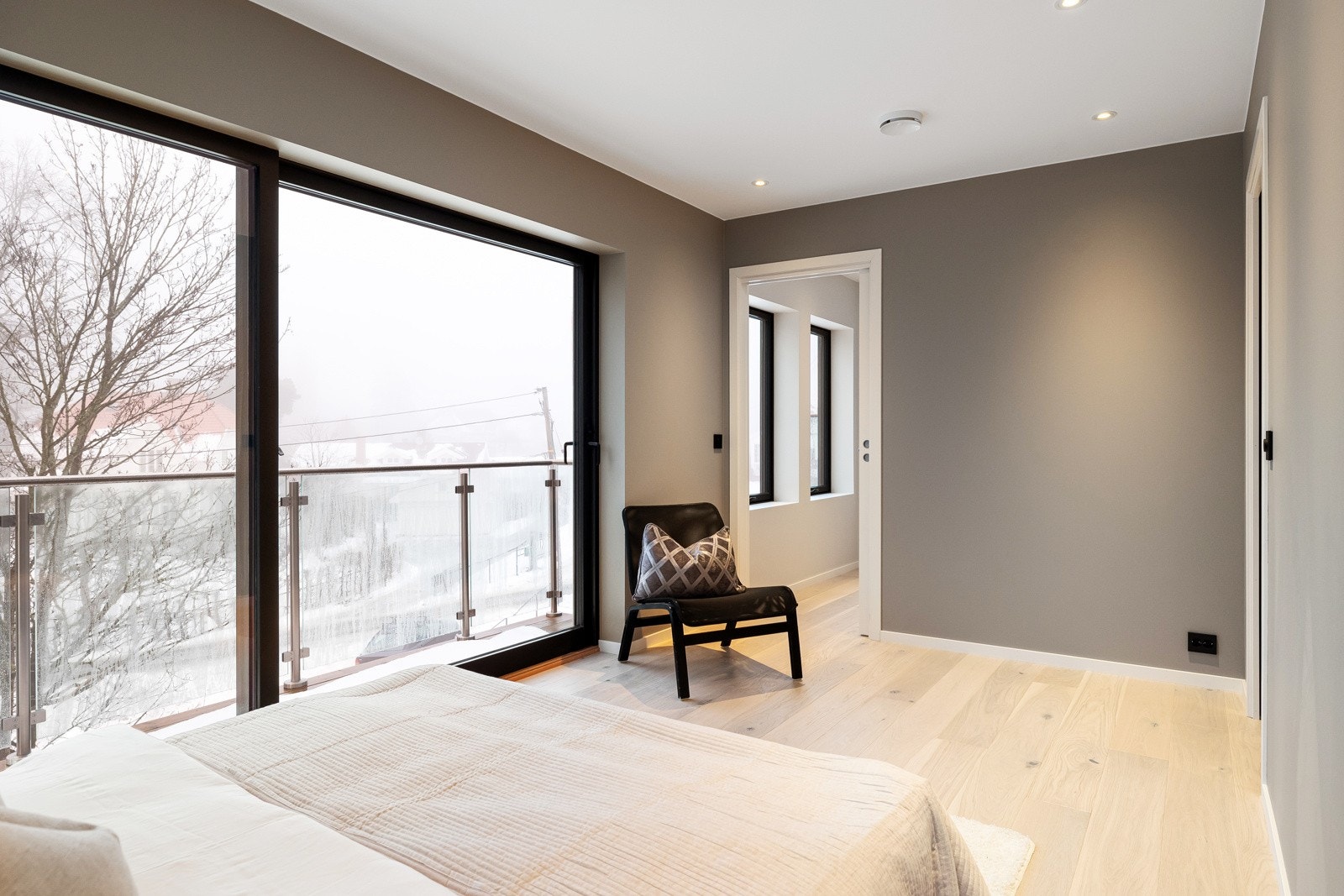 Fra hovedsoverommet er detutgang til en egen balkong på 4,6 kvm Galleribilde