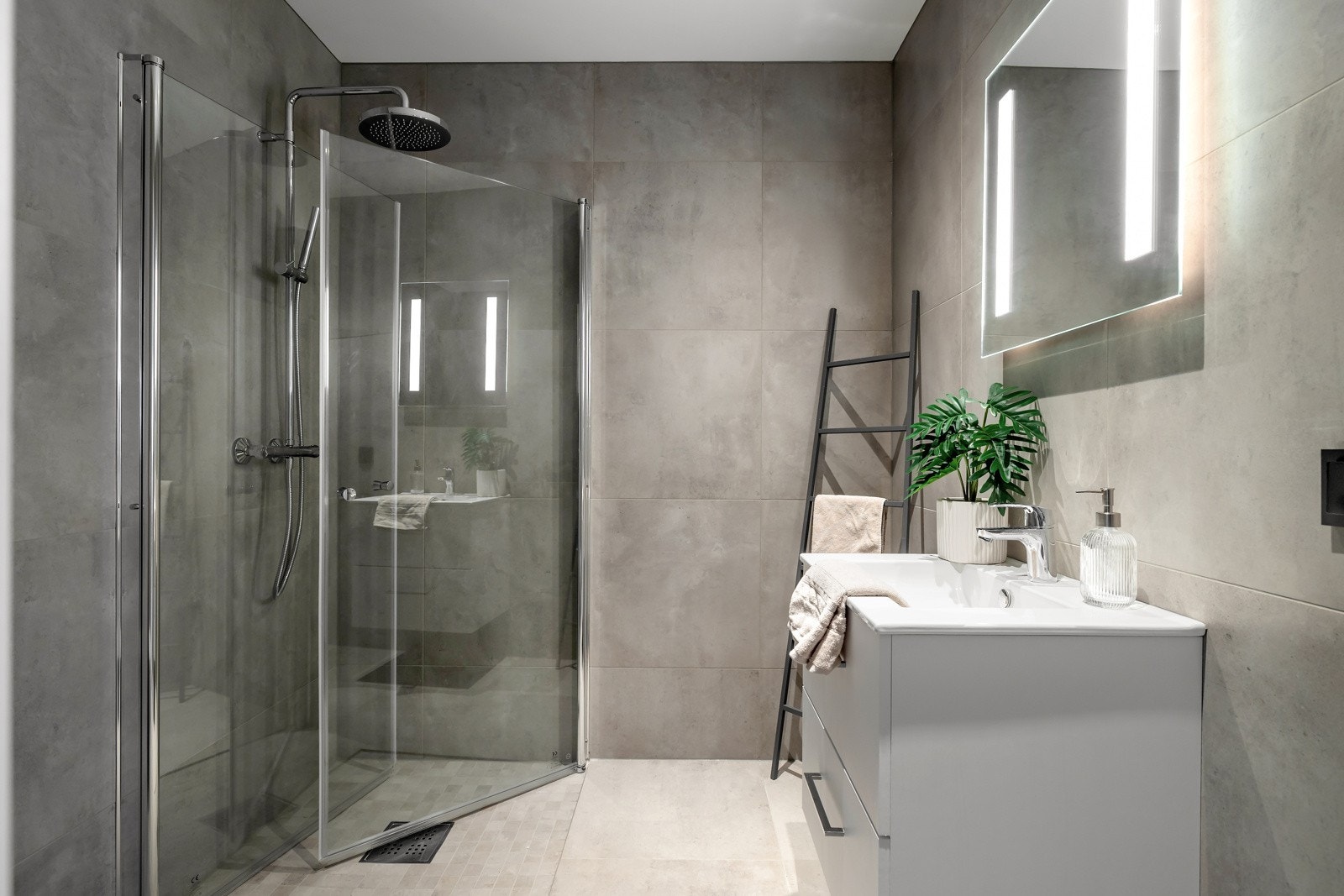 Også her er det et romslig dusjhjørne med innfellbare dører og regnfallsdusj. Galleribilde