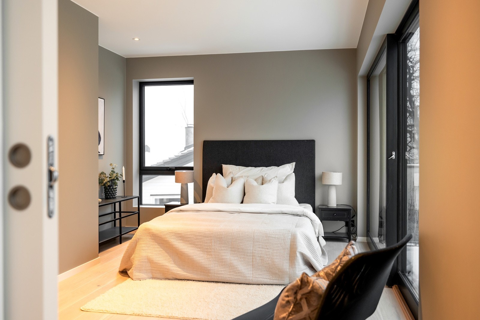 Soverommet er av god størrelse med god plass til dobbeltseng og tilhørende nattbord. Galleribilde