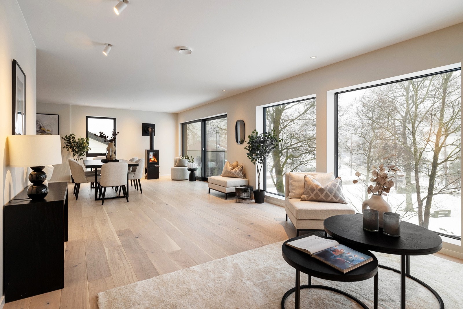 Dette er en bolig med en familievennlig planløsning og en åpen stue/kjøkken løsning. Galleribilde