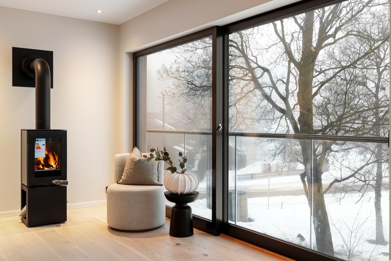 I spisestuen er det en moderne peis av typen Visionline gir stuen et innbydende og varmt preg. Galleribilde