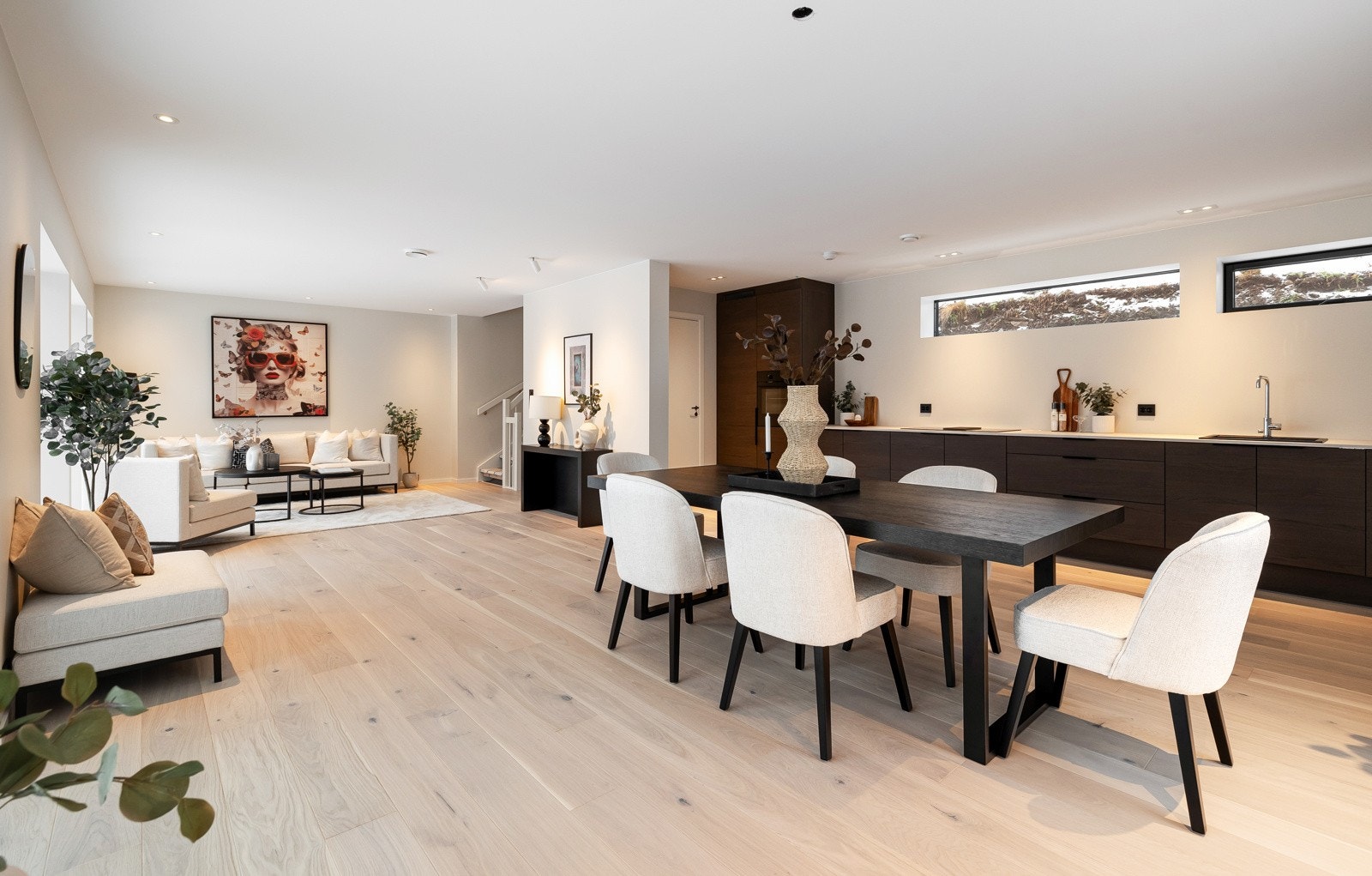 Denne utformingen gjør det enkelt å bevege seg mellom stue og kjøkken og skaper et lyst og romslig miljø. Galleribilde