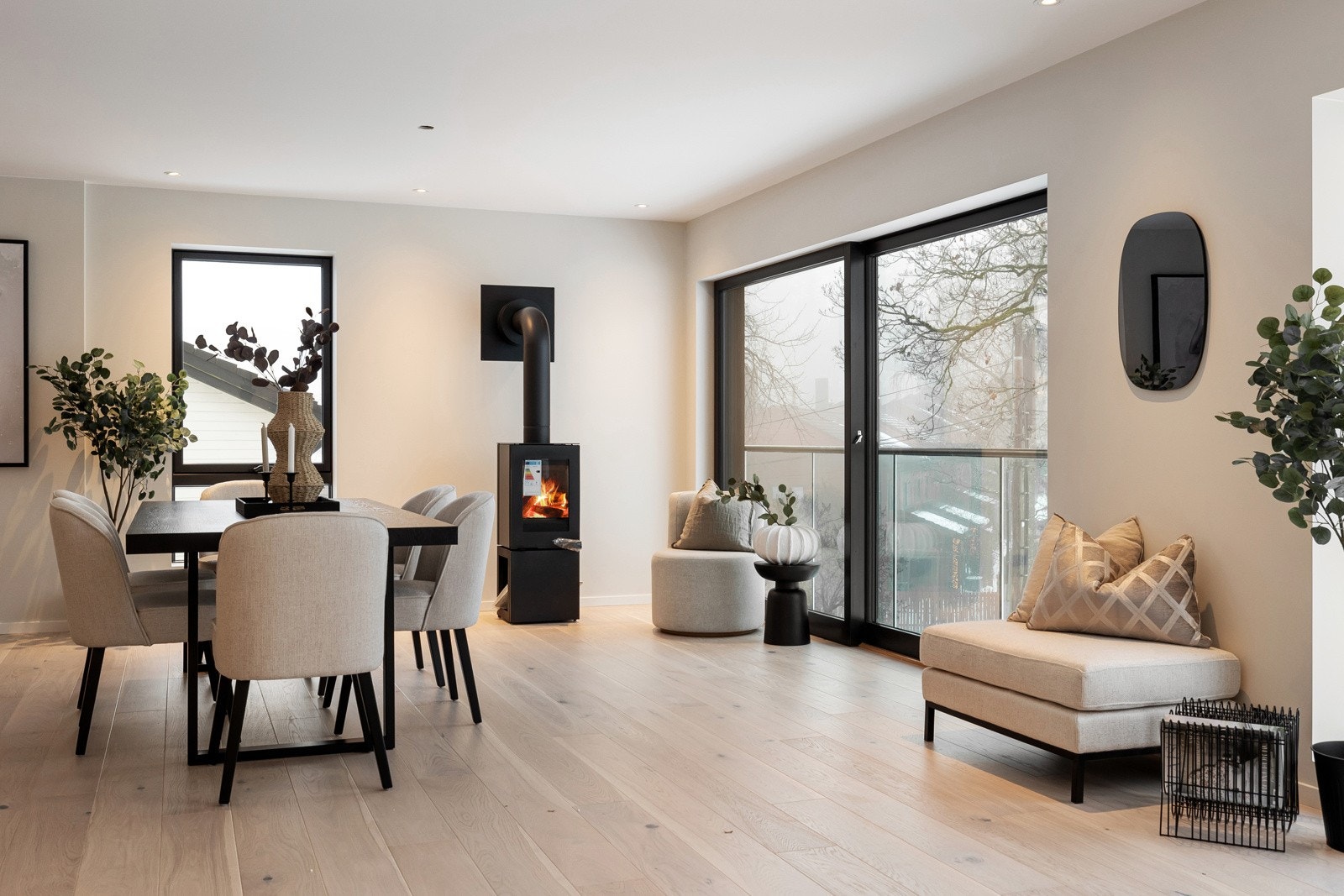 Her er det rikelig med plass til en romslig spisestue. Galleribilde