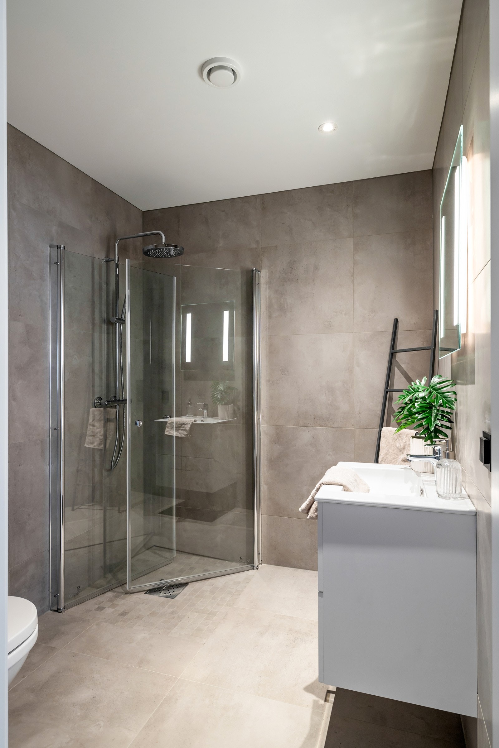 Badet i underetasjen står i stil med de to andre badene i huset. Galleribilde