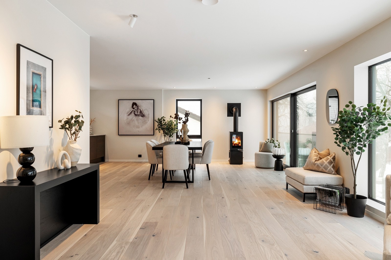 Det er varmefolie i gulvet i hele stuen og kjøkkenet. Galleribilde