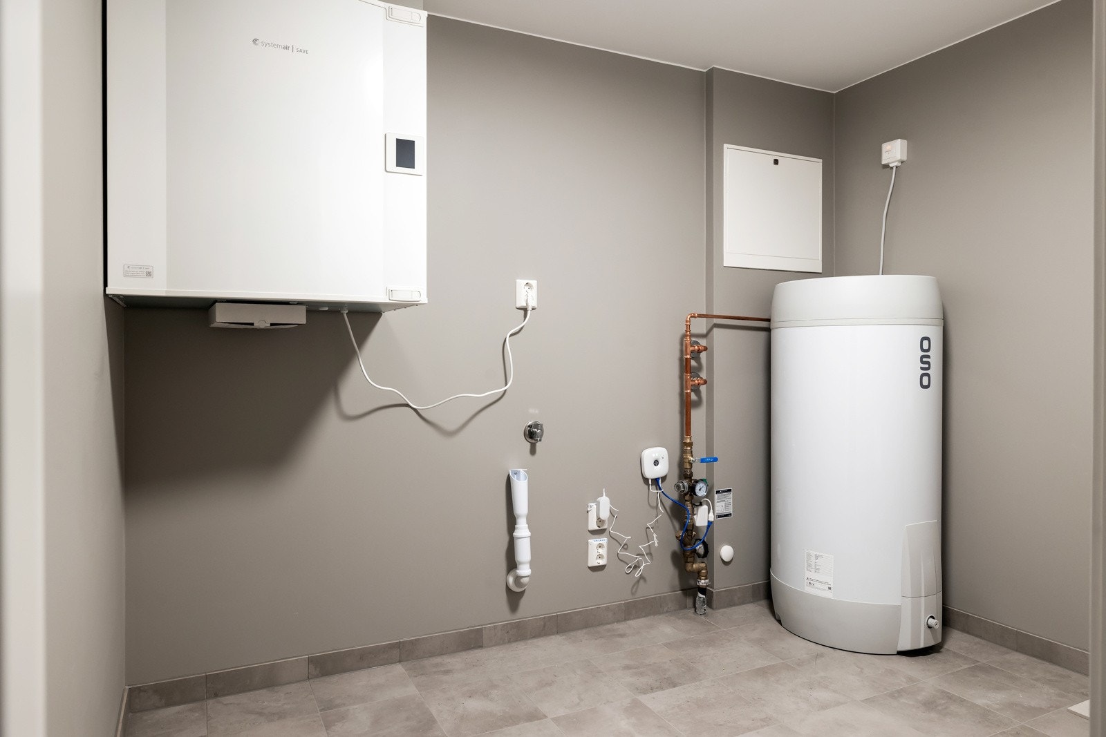 I underetasjen er det et teknisk rom. Her er det en 200L varmtvannsbreder. Galleribilde