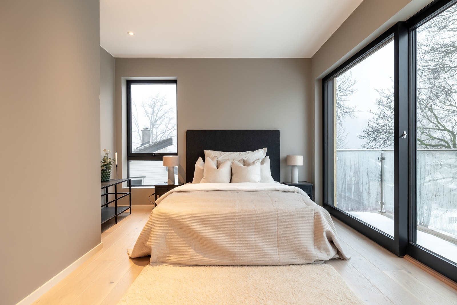 På hovedsoverommet er det store vindusflater som slipper inn rikelig med naturlig lys. Galleribilde