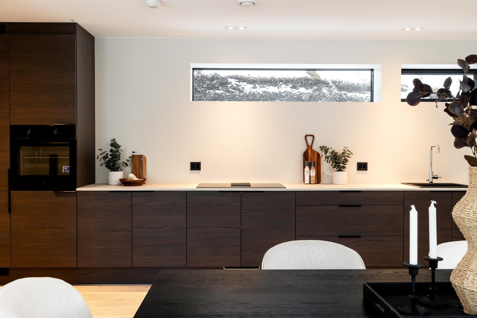 Kjøkkenet er fra JKE, det går langs en vegg og er både praktisk og moderne. Galleribilde