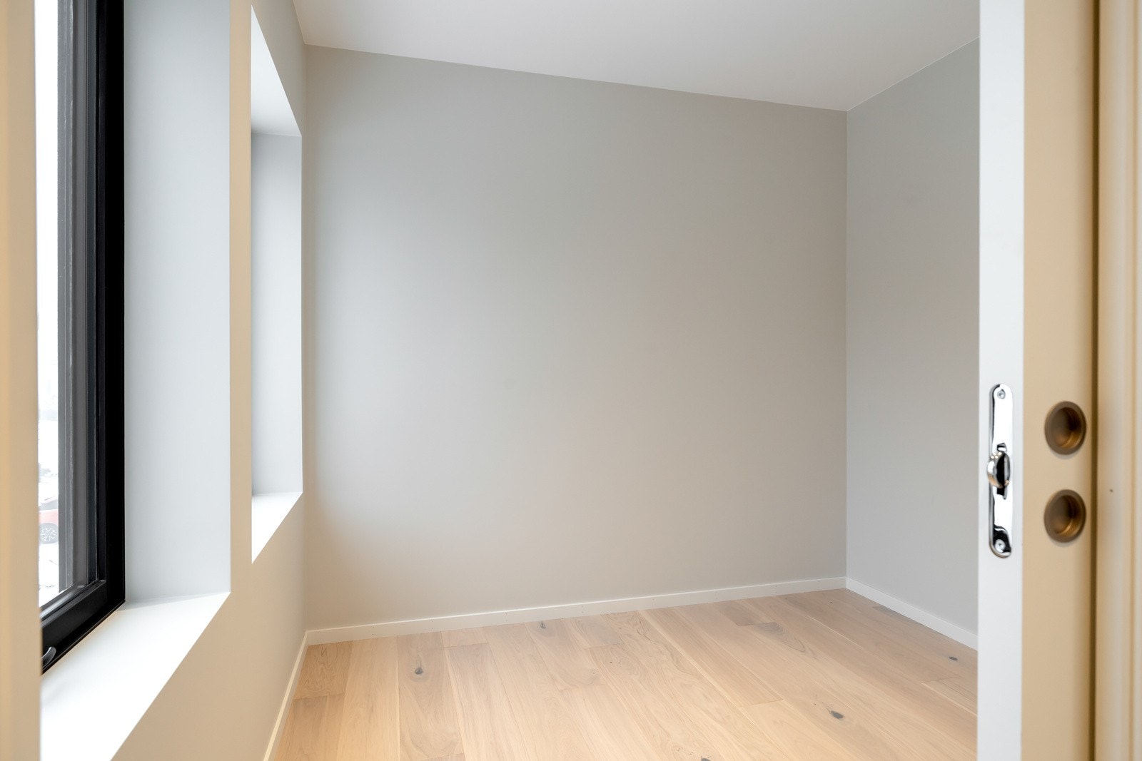 Tilknyttet hovedsoverommet er det et eget walk in closet på 5,6 kvm med god plass til oppbevaring av klær. Galleribilde