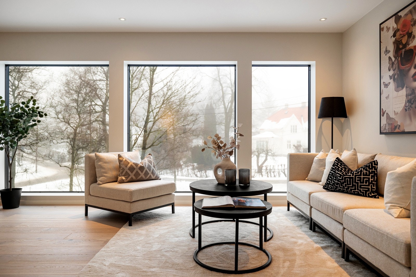 Boligen har stoe vindusflater som slipper inn rikelig med naturlig lys og skaper et luftig oppholdsrom. Galleribilde