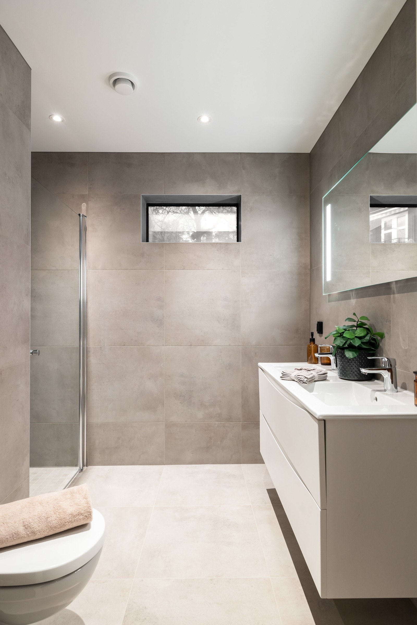 Badet er moderne og har vegghengt servant med underskuff. Galleribilde