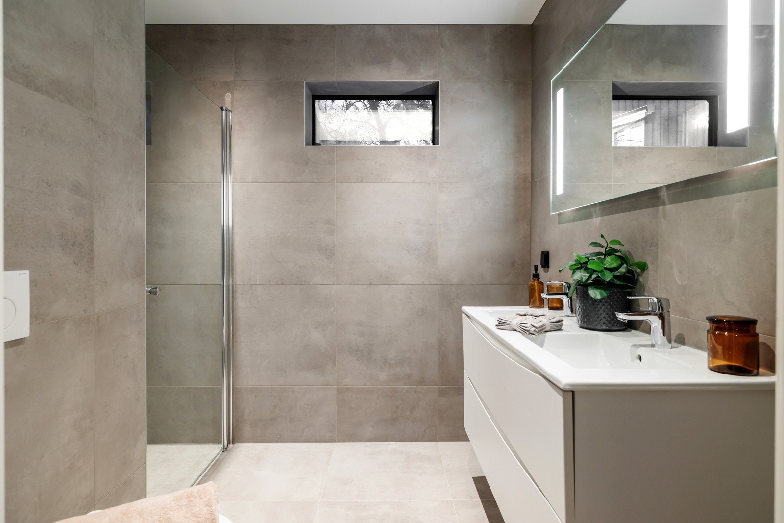 To av husets bad er beliggende i 3. etasje, i praktisk tilknytning til soverommene. Galleribilde