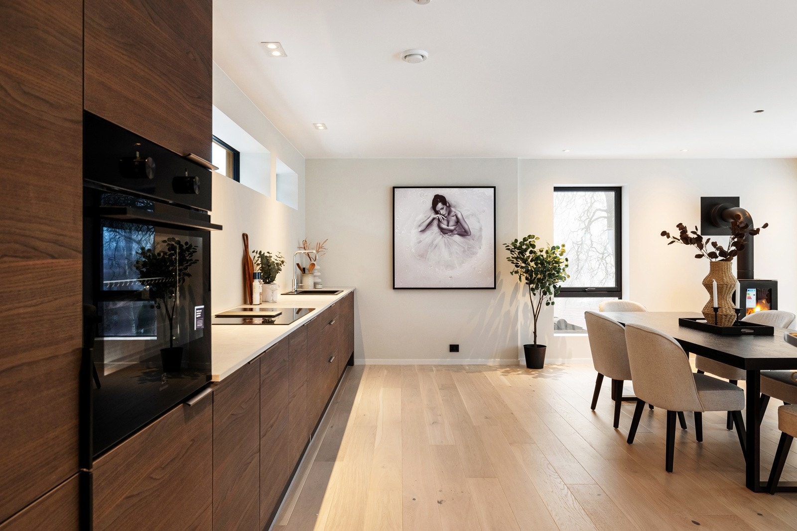 Kjøkkenet er romslig og har rikelig med skap og benkplass. Galleribilde