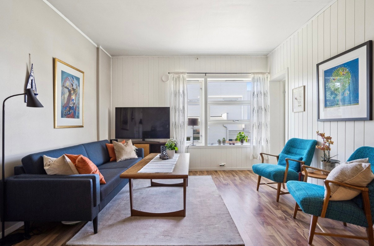 Lifting stue med store vinduer og ekstra takhøyde Galleribilde