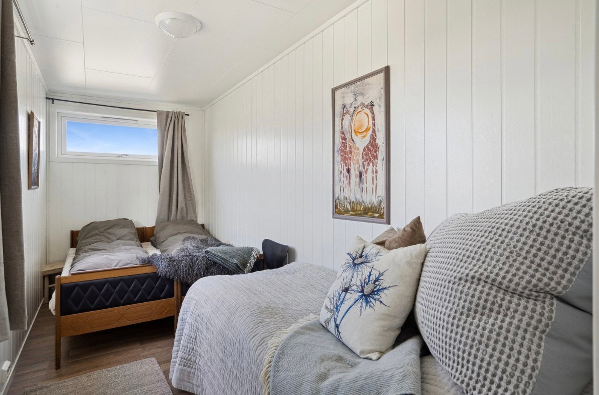 Soverom med vindu både i sør og vest Galleribilde