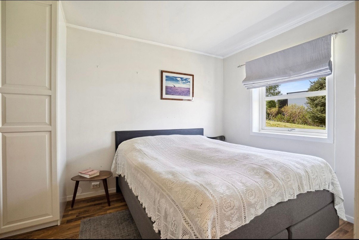 Romslig soverom med direkte tilgang til bod Galleribilde