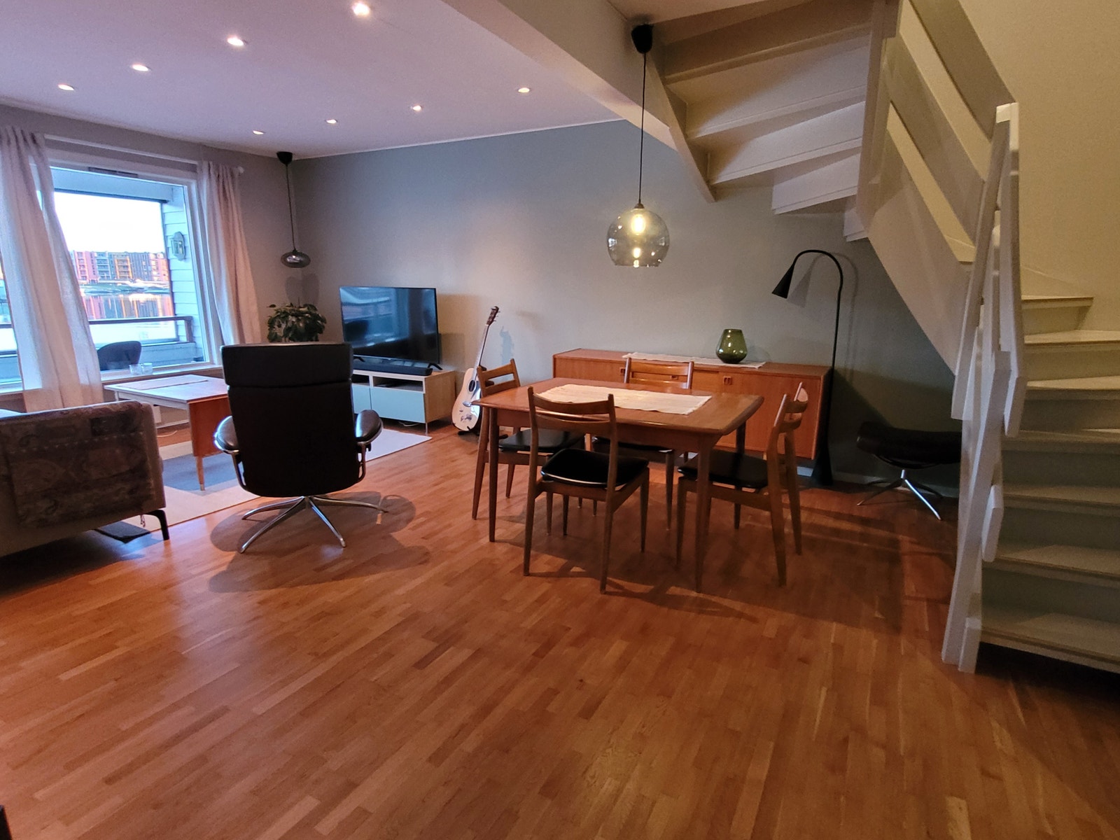 Stue, spisestue. Trapp til 2.etg Galleribilde