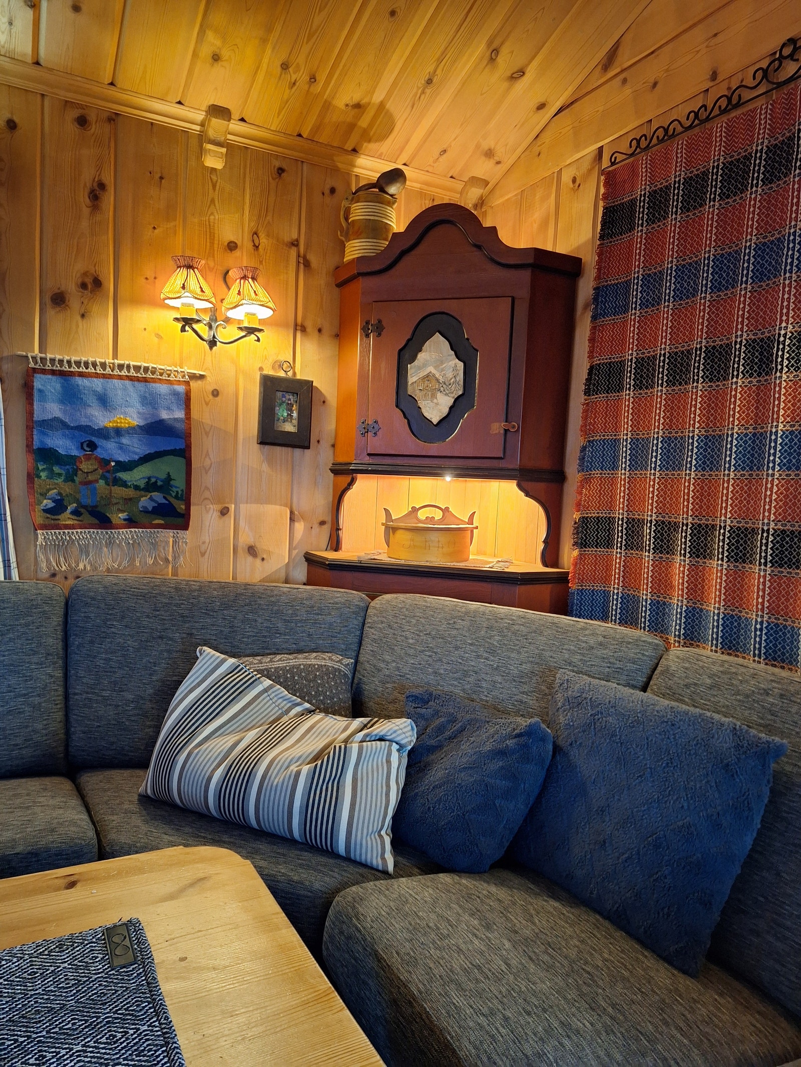 Stor hjørne salong med god plass. Galleribilde