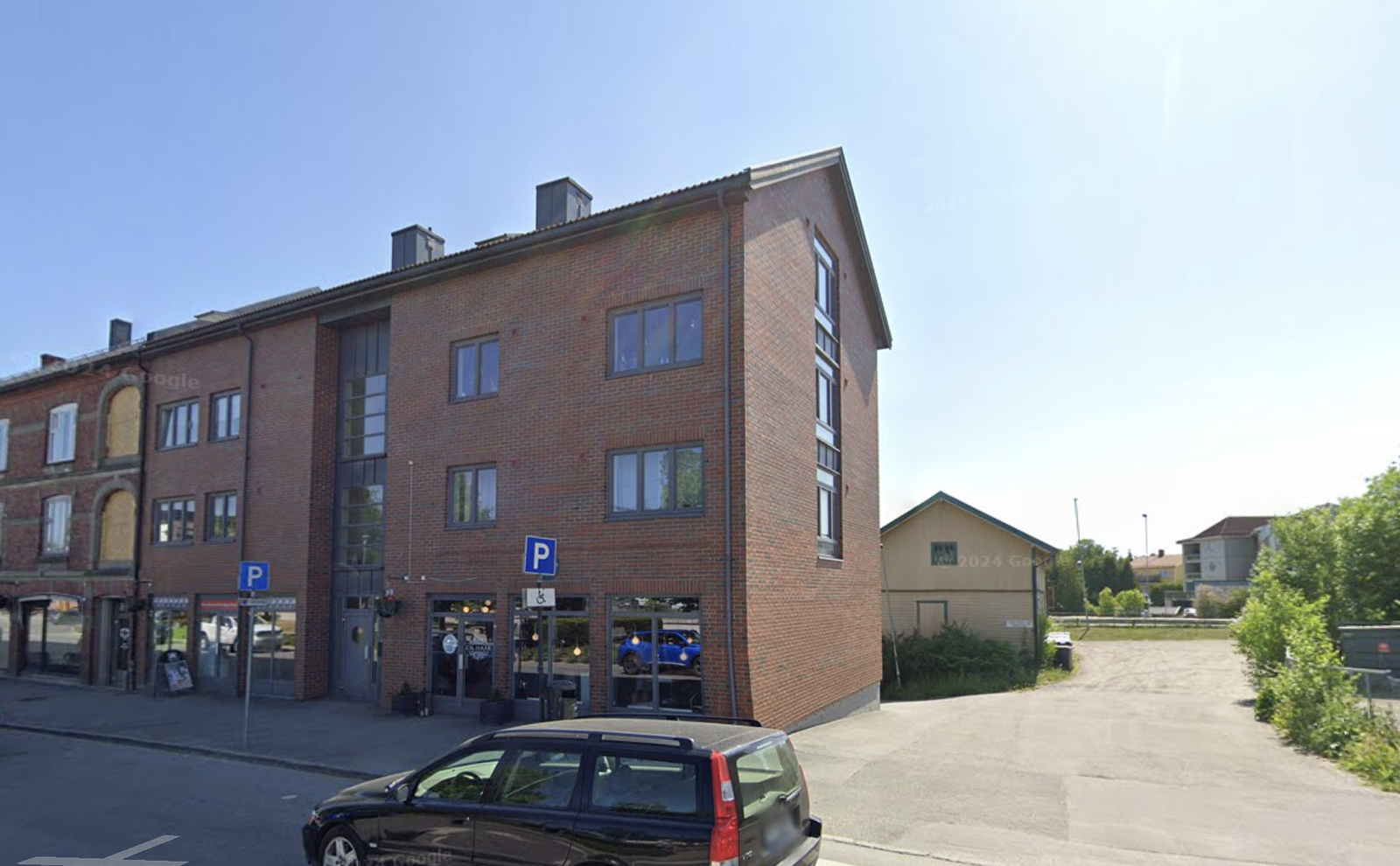 Leiligheten ligger i øverste etasje. Parkeringsplass på grusplassen til høyre i bildet. Galleribilde