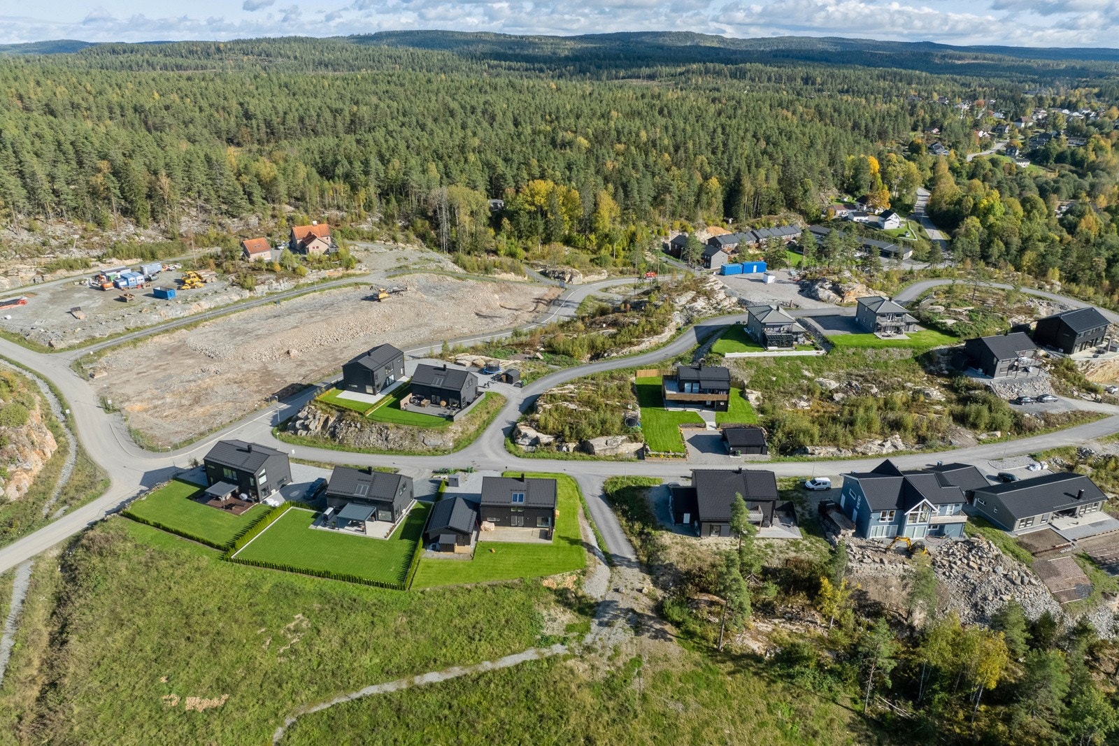 Anbefales å ta turen innom feltet for en nærmere kikk. Romslige eiertomter nær markagrensen. Galleribilde