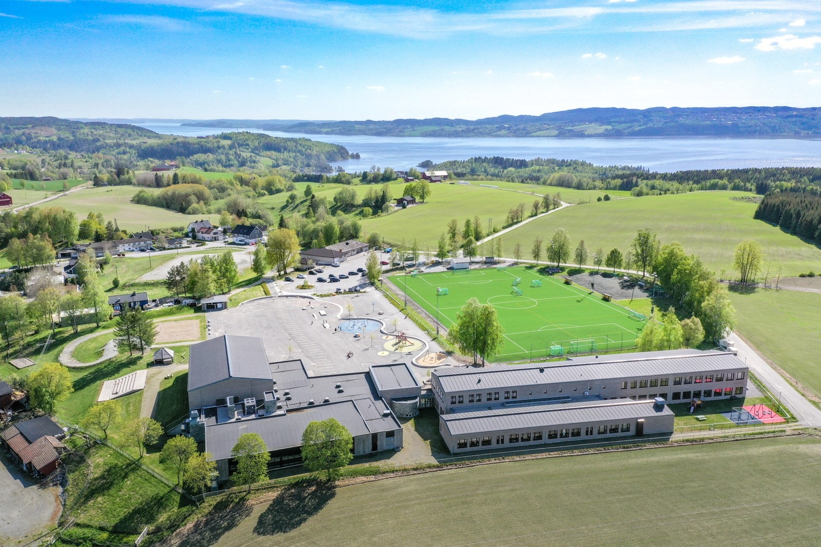 Boligen sokner til Dalen skole som ligger ca. 5 minutters kjørettur unna. Galleribilde