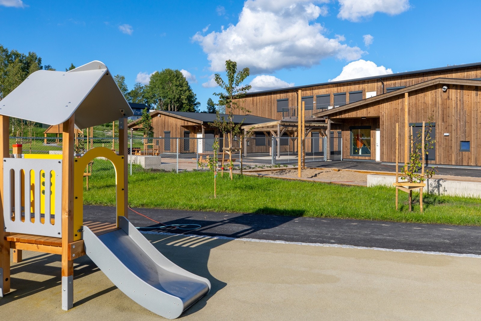 Dalen barnehage og idrettslaget ligger ved skolen. Fler e barnehagern i nærområdet. Galleribilde