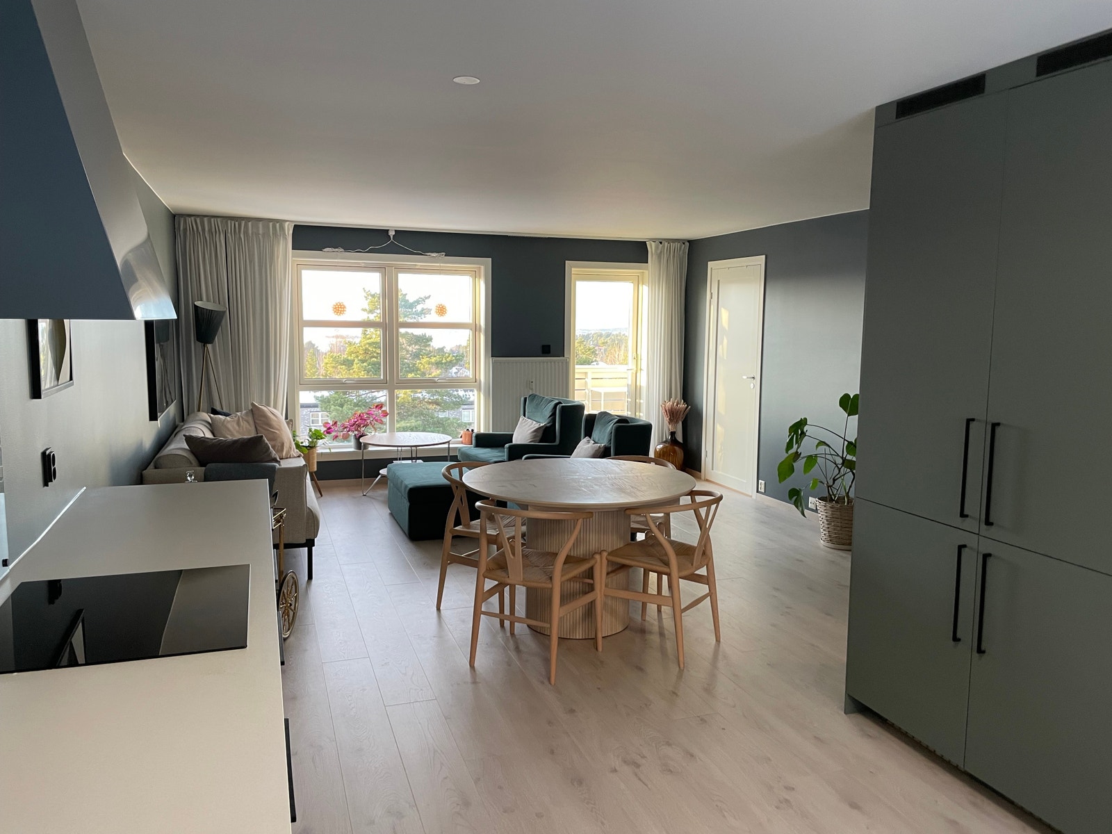 Spisebord har to ileggsplater Galleribilde