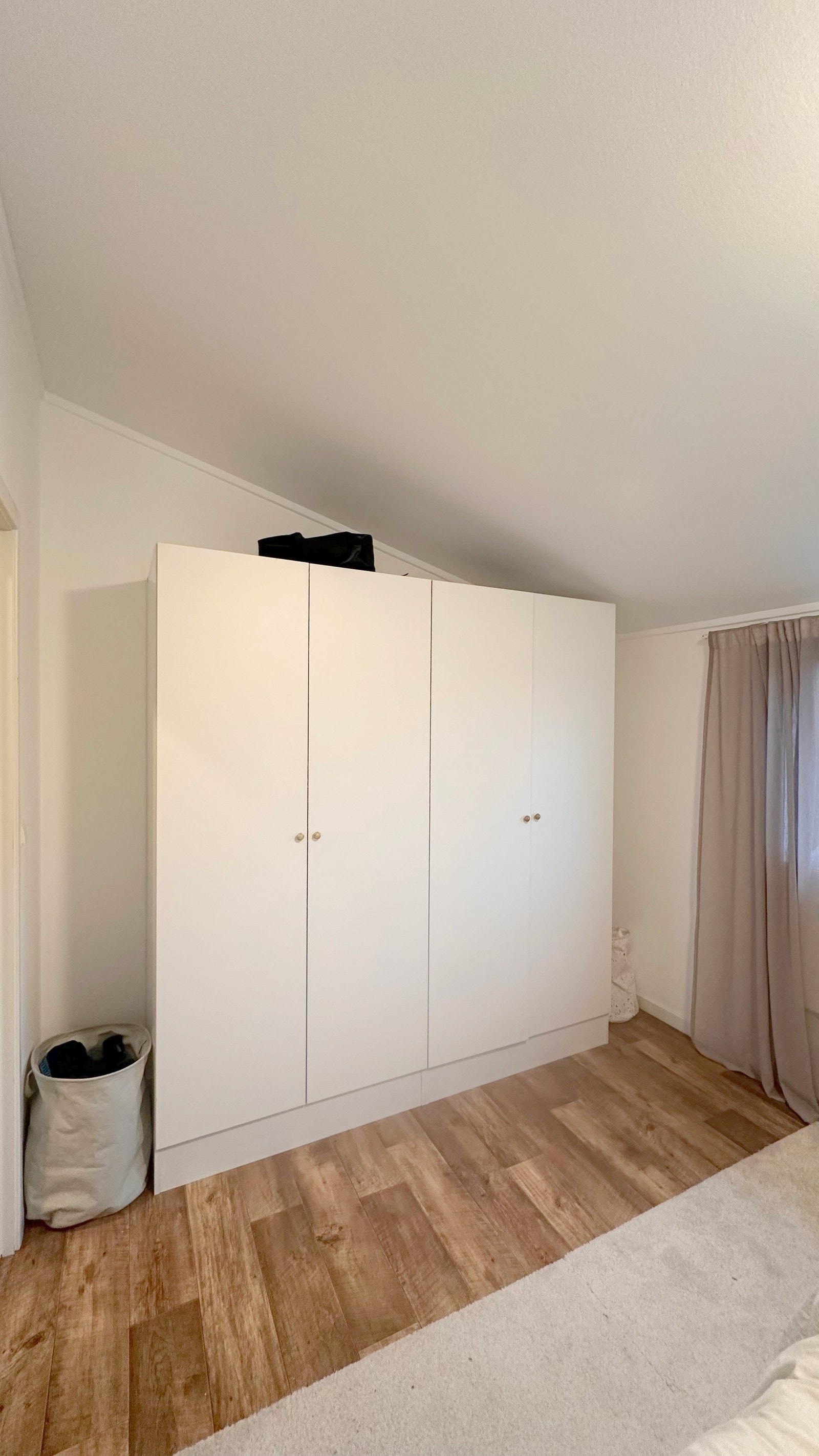 Garderobe på soverom Galleribilde