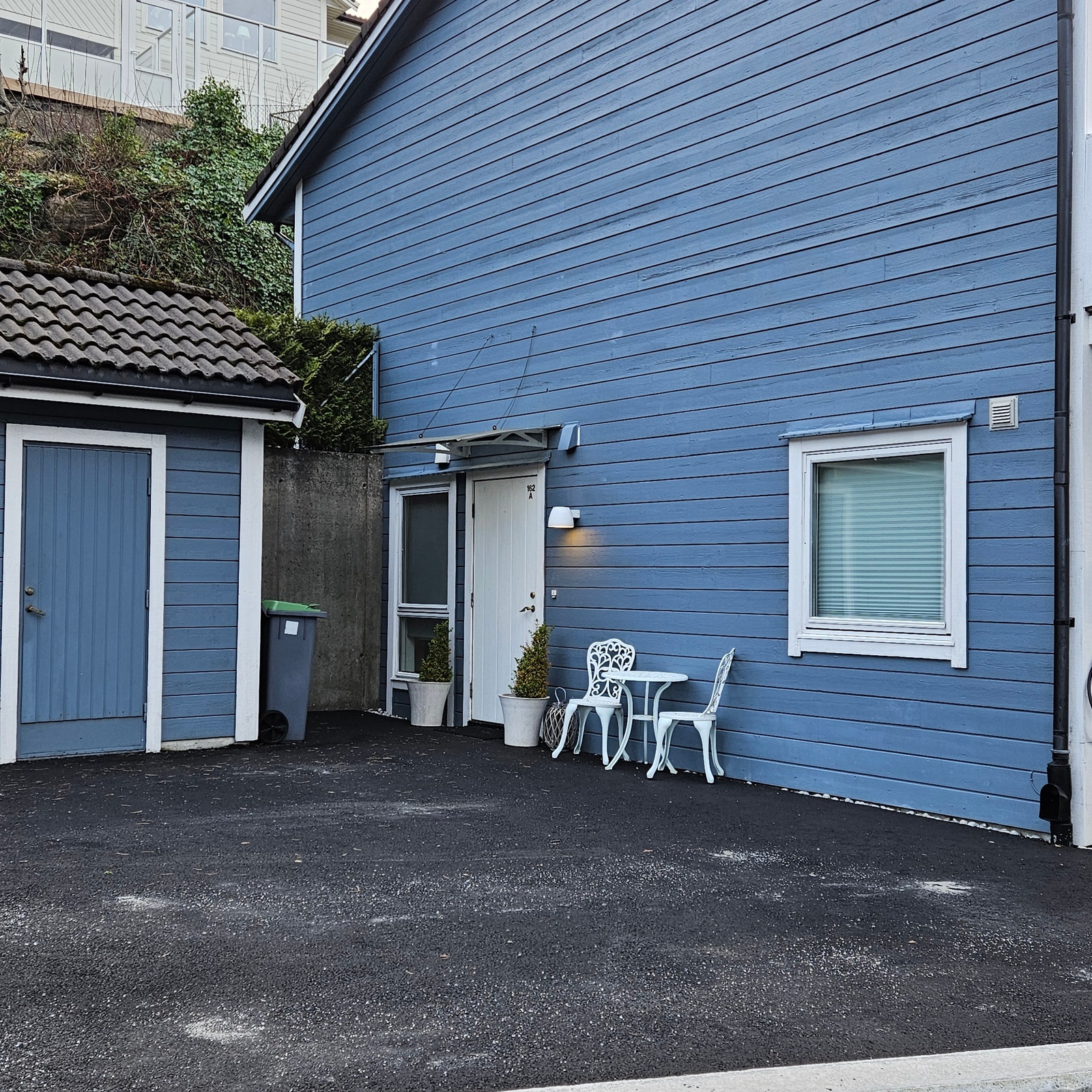 Stuevindu nærmest, soveromsvindu innerst ved muren. Galleribilde