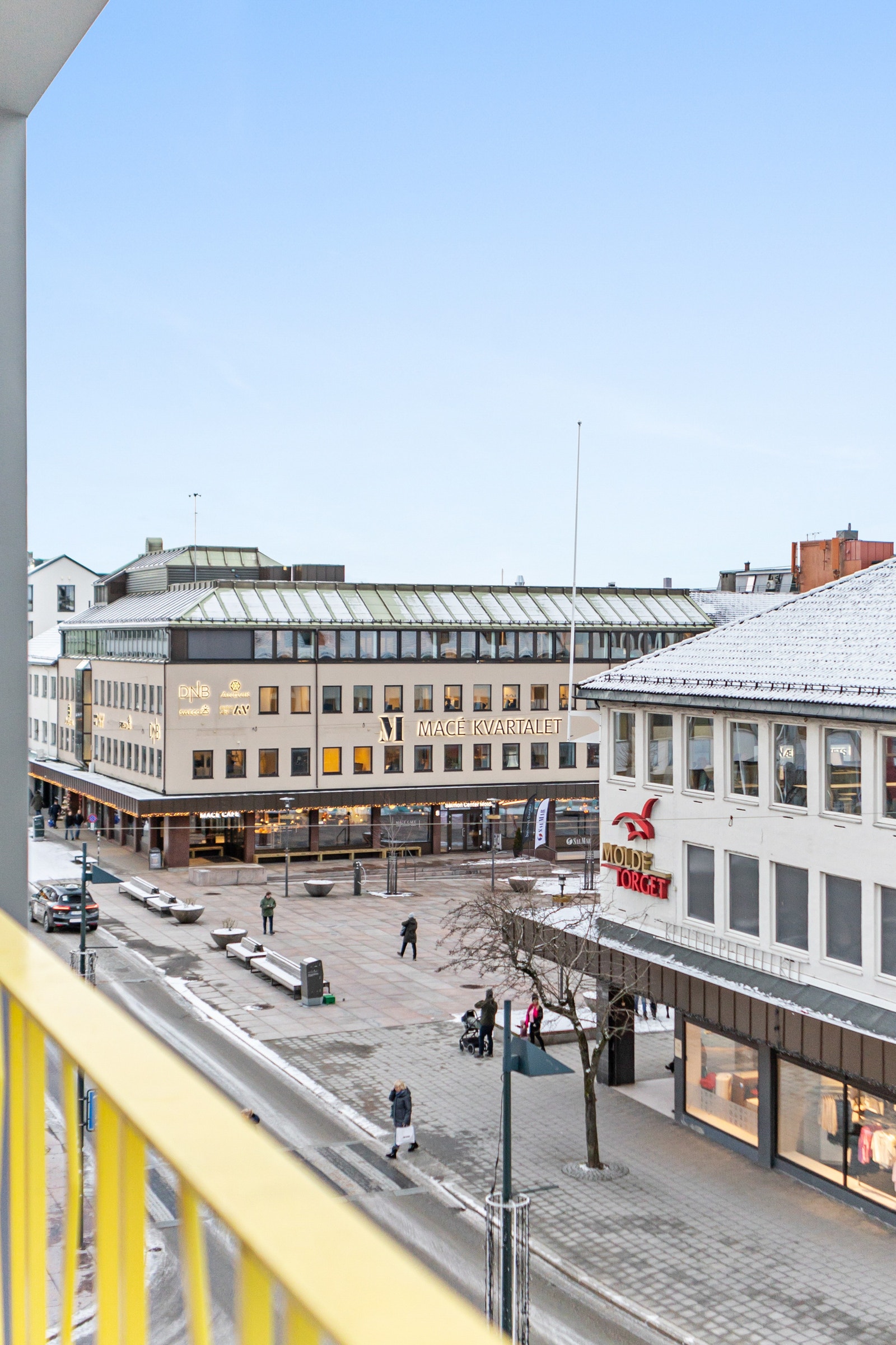 Balkong-utsikt mot Storgata og nedre torg Galleribilde