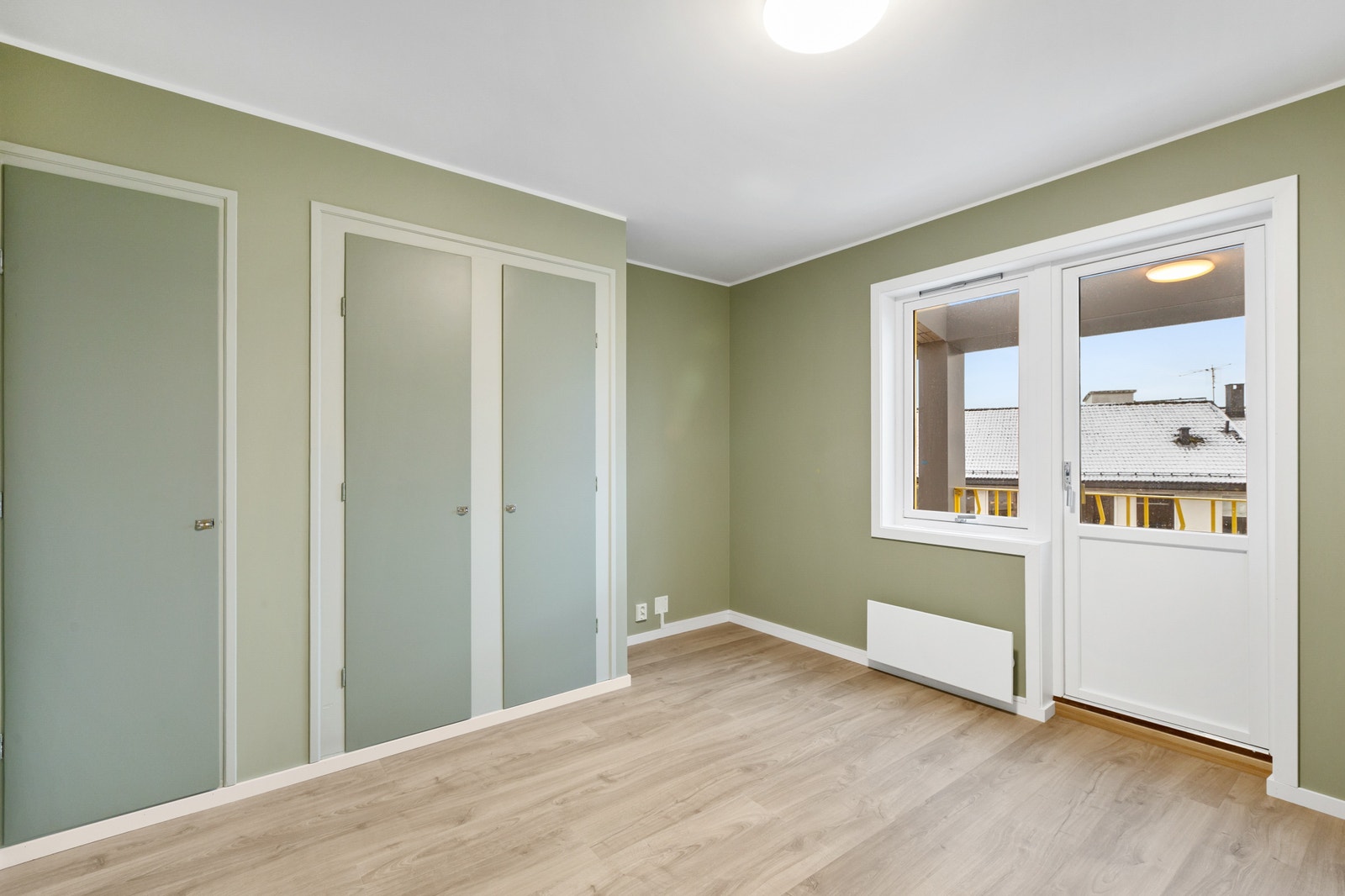 Soverom med plassbygde garderobeskap Galleribilde