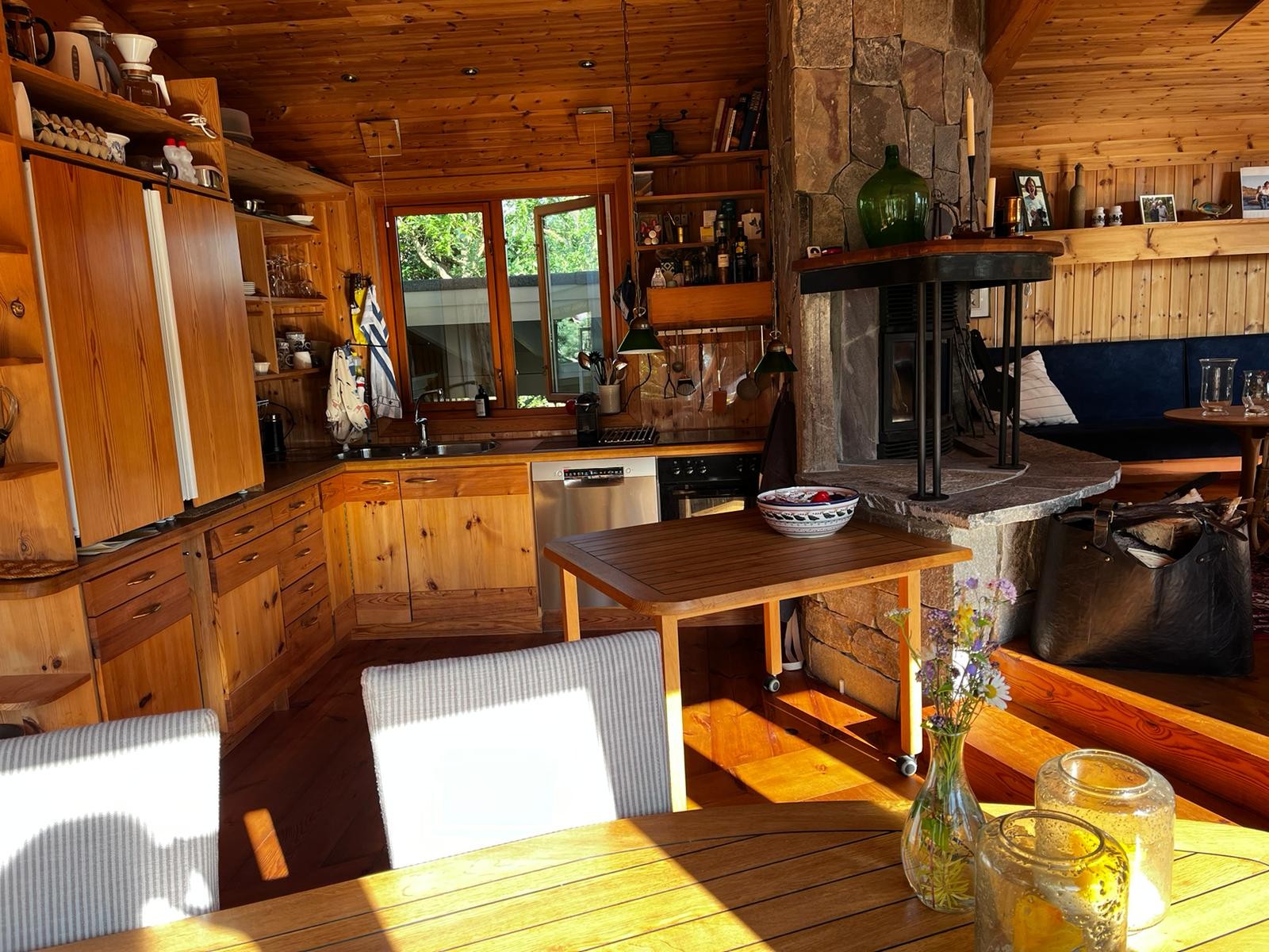 Stue/kjøkken med peis Galleribilde