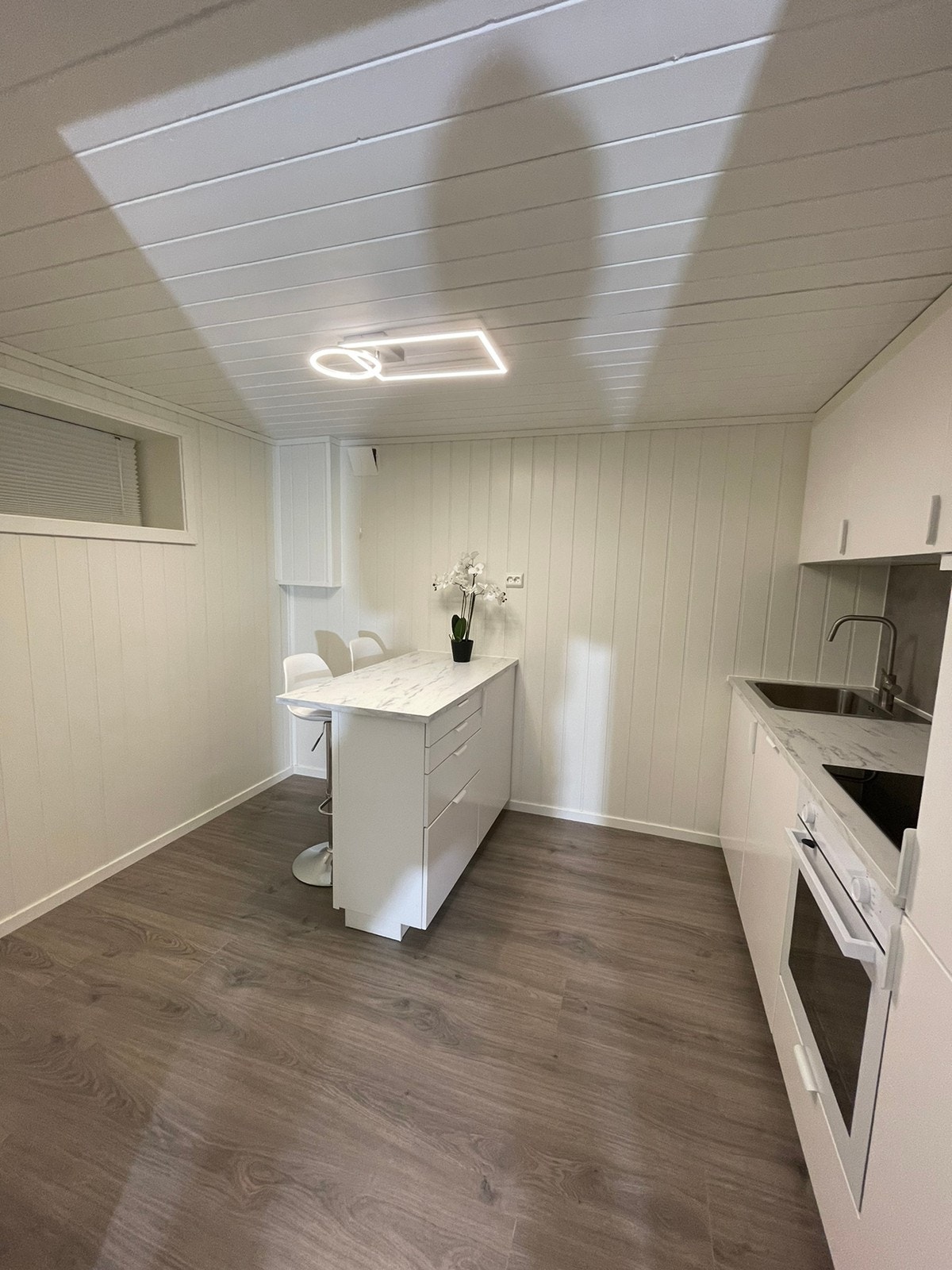 Liten øy med sitteplass Galleribilde