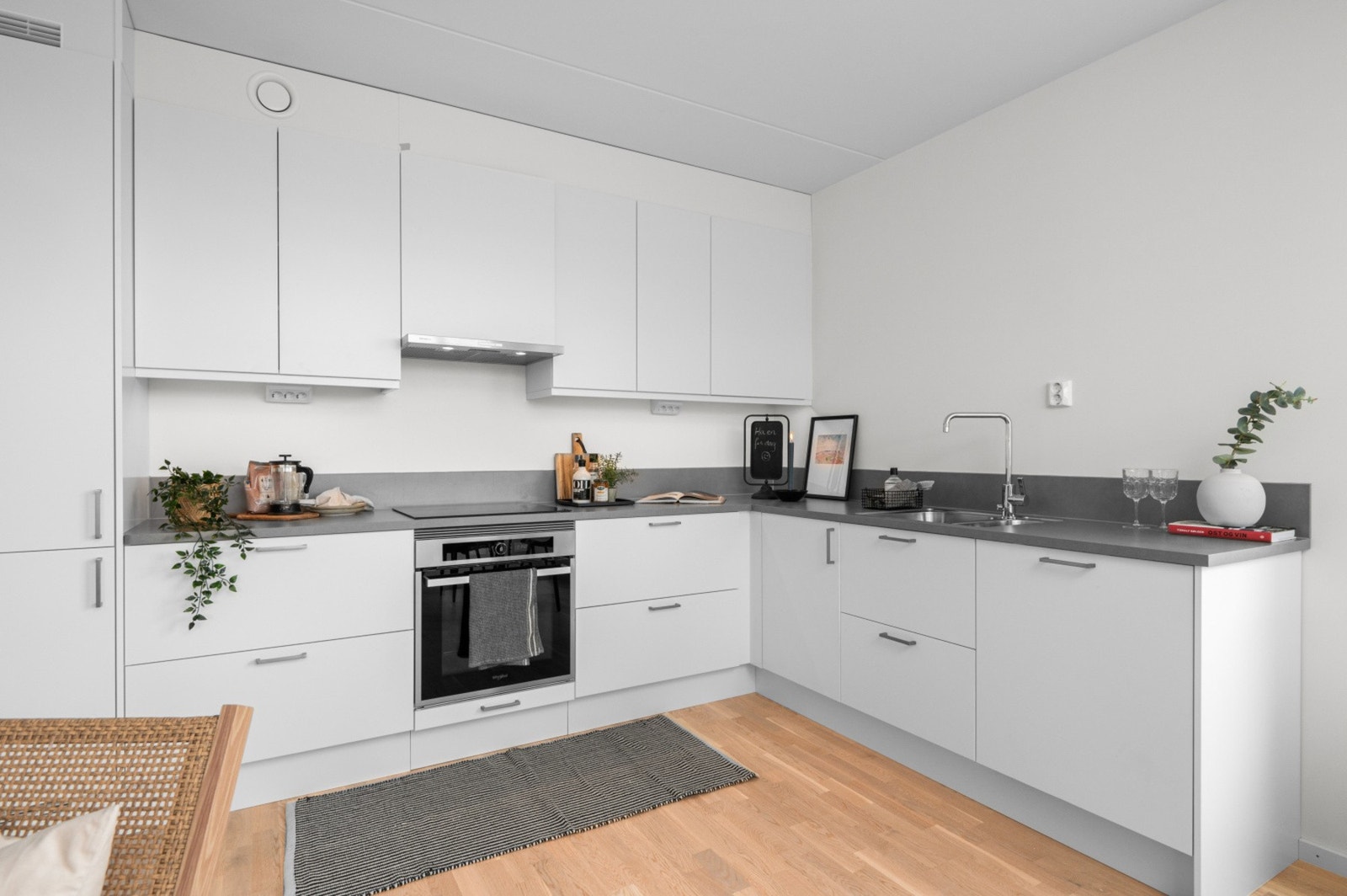 Leiligheten leveres med et flott kvalitetskjøkken med integrerte hvitevarer. Galleribilde