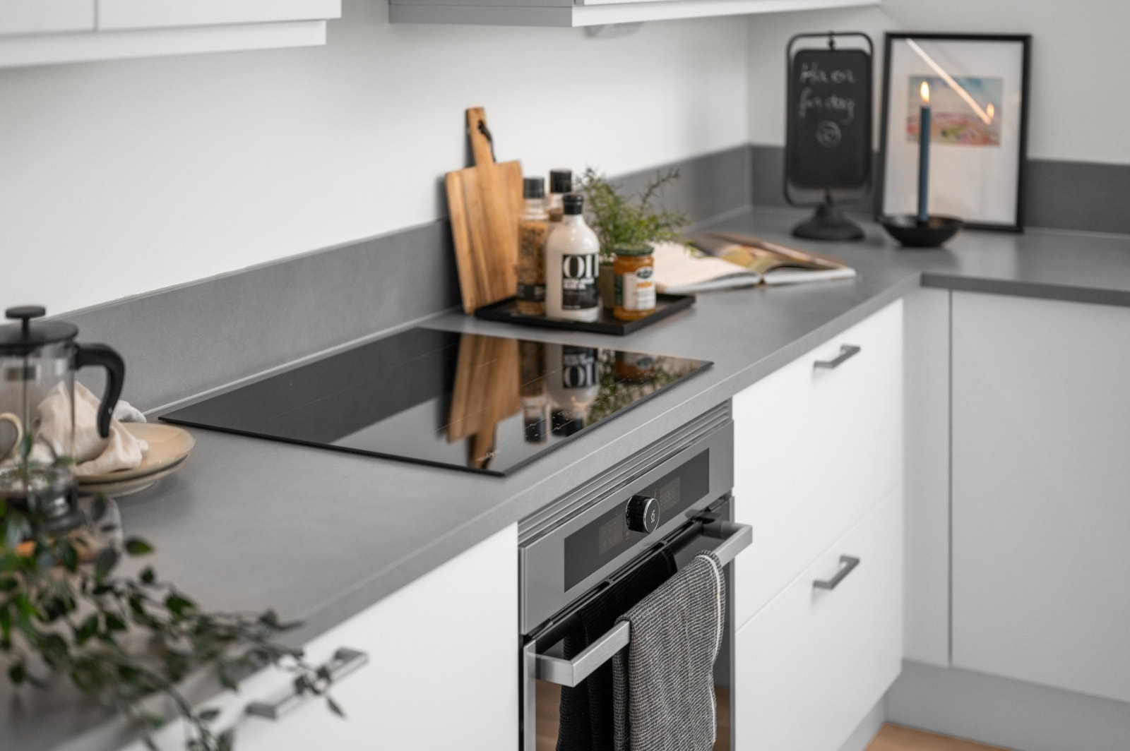 Integrerte hvitevarer på kjøkkenet medfølger handelen. Galleribilde