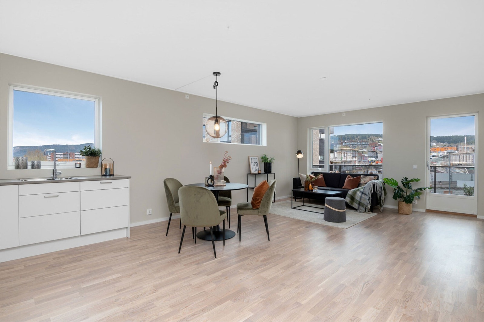 Moderne leiligheter med store vindusflater gir en lys og trivelig stemning. Bilde fra en annen leilighet i prosjektet. Galleribilde