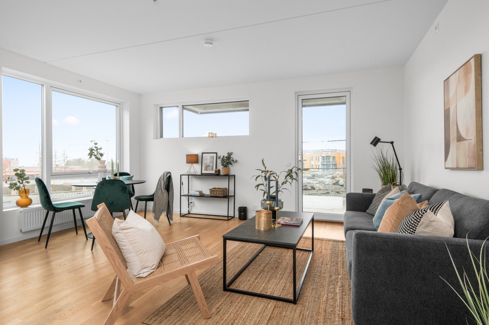 Boligen har en romslig markterrasse med balkongrekkverk. Galleribilde