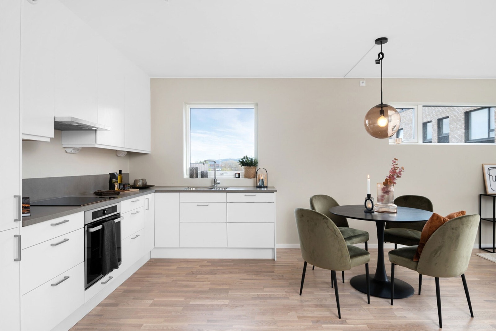 Det er mulighet for å gjøre tilvalg på blant annet fronter på kjøkkenet. Illustrasjon, avvik vil forekomme. Galleribilde