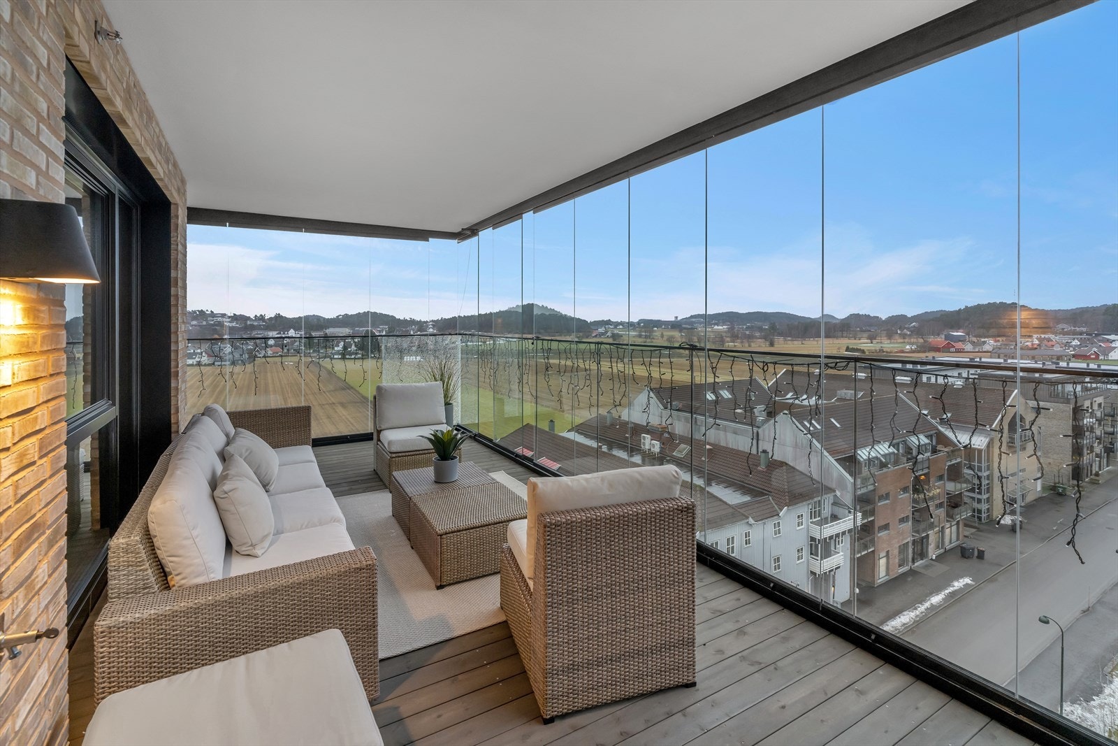 Innglasset balkong med flott utsikt over Tangvall Galleribilde