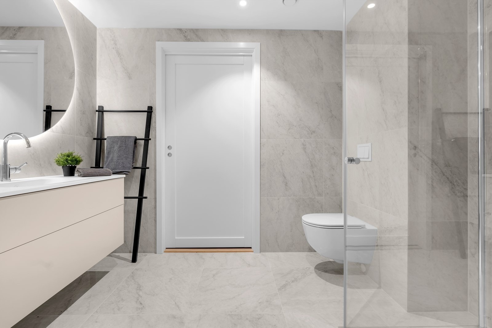 Baderom med egen inngang til vaskerom/bod Galleribilde