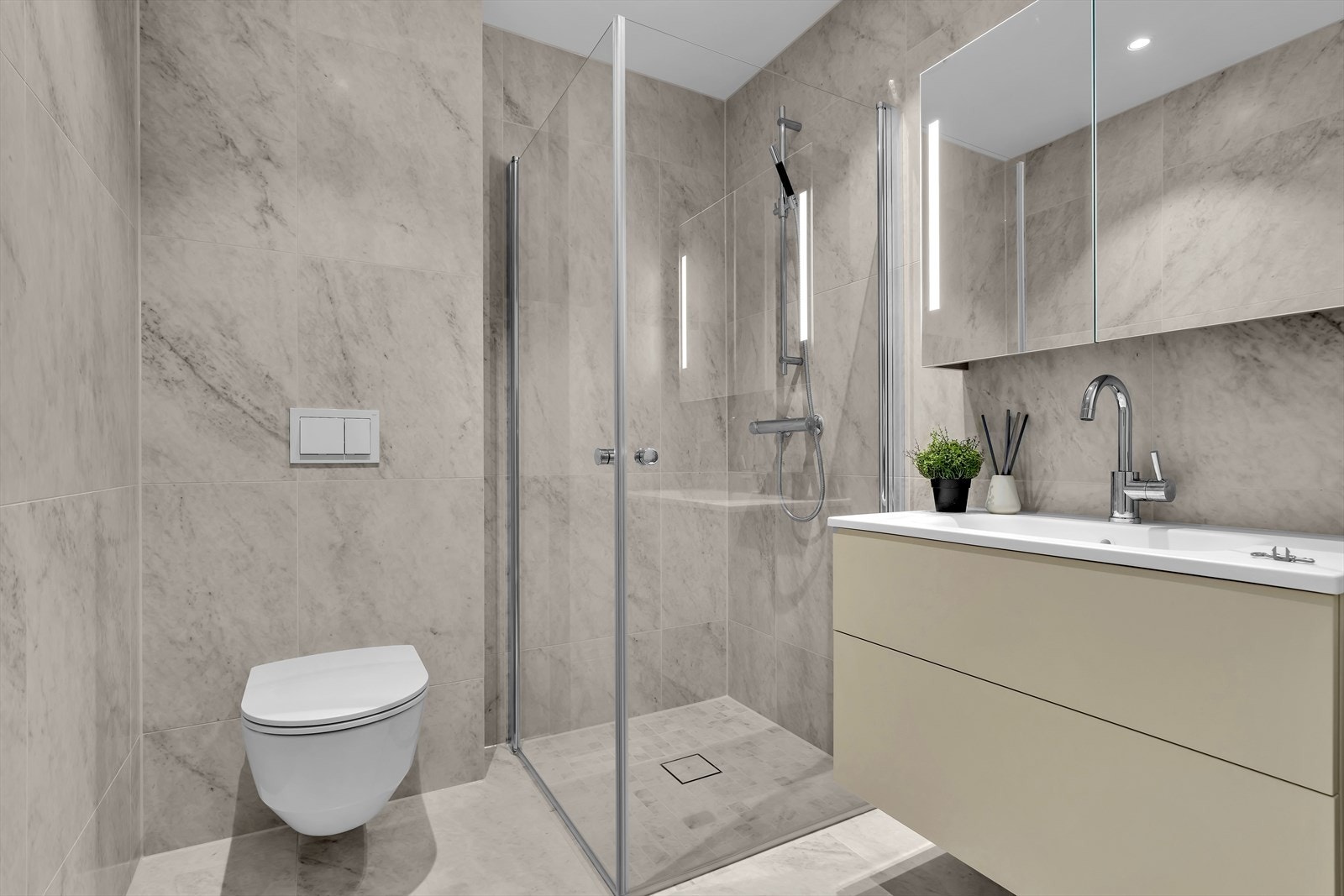 Baderom med inngang fra hovedsoverommet Galleribilde