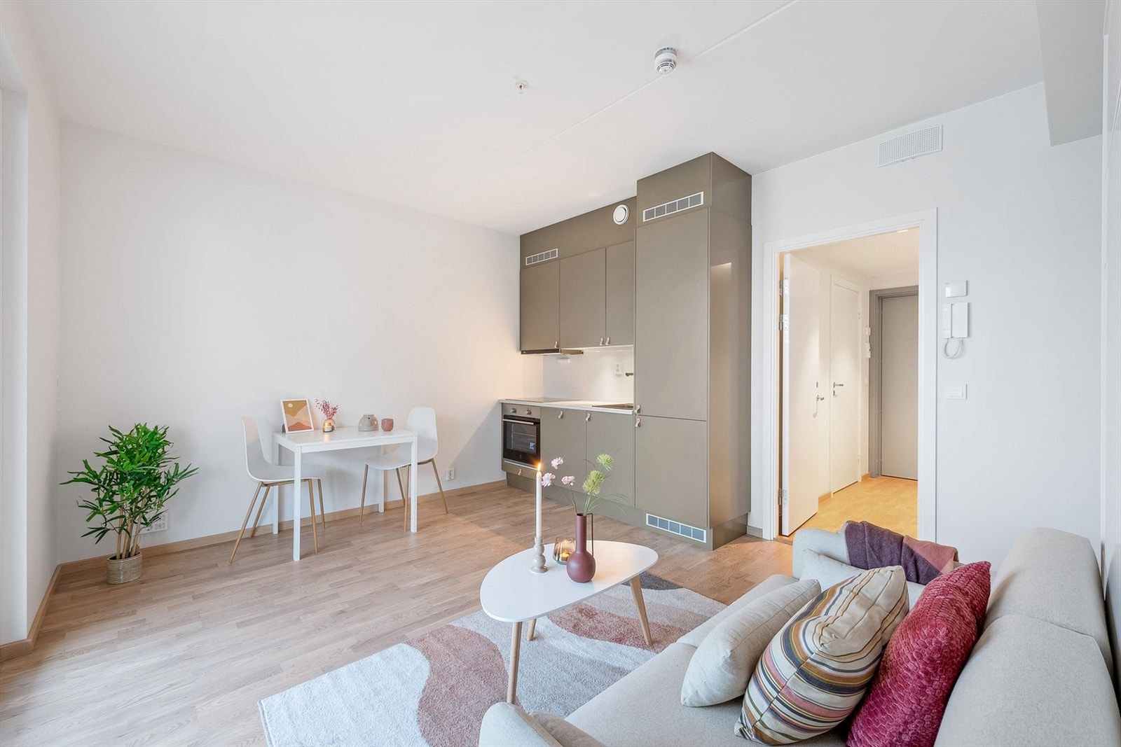 Praktisk og lettstelt leilighet med komfortabel gulvvarme i alle rom. Galleribilde