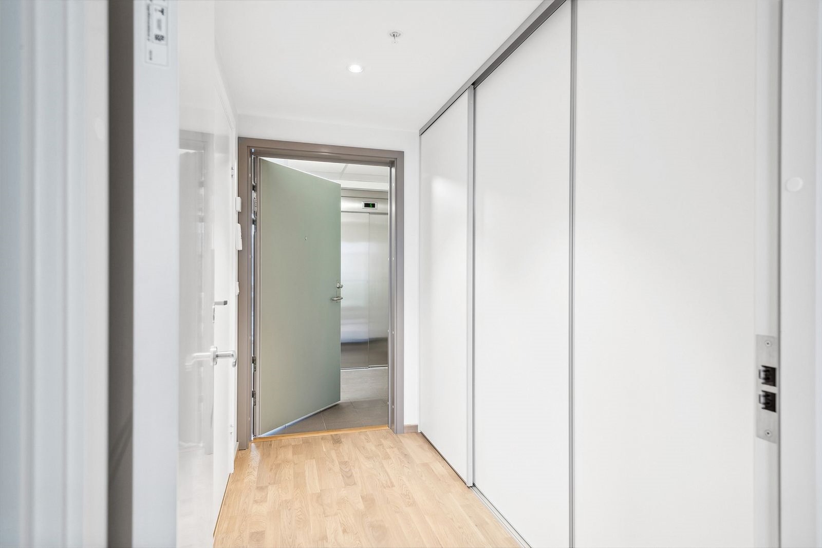 Praktisk oppbevaring med stor skyvedørsgarderobe i gangen. Galleribilde